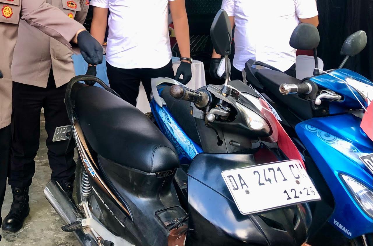 Barang-bukti-sepeda-motor-Honda-Supra-Fit-warna-oranye-hitam-milik-korban.jpg
