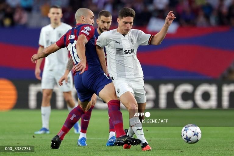 Barcelona-18-Oriol-Romeu-menantang-gelandang-Ukraina-Shakhtar-Donetsk-10-Georgiy-Sudakov.jpg