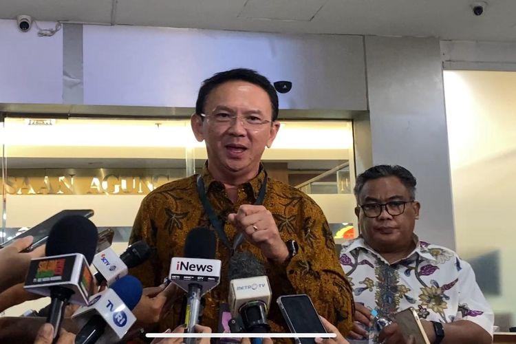 Basuki-Tjahaja-Purnama-alias-Ahok-usai-diperiksa-di-Kejaksaan-Agung.jpg