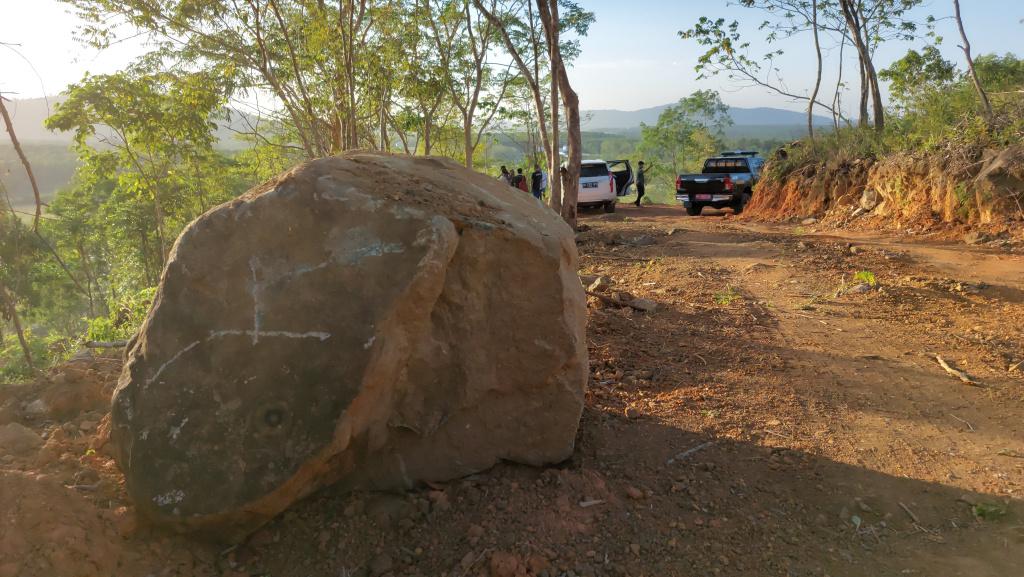 Batu-besar-di-satu-tikungan-di-wisata-Gunung-Teluk-Lurus-Kabupaten-Tala-kalsel-23082023.jpg