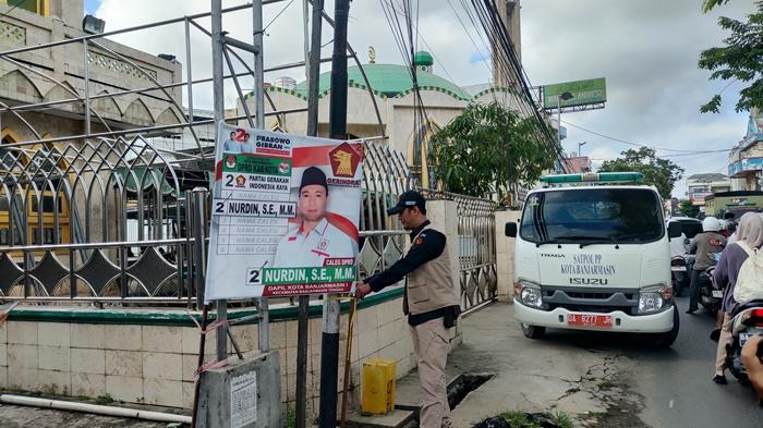 Tim Gabungan Cabut Ratusan APK di Banjarmasin, Gambar Calon Caleg DPR-RI Juga Terjaring