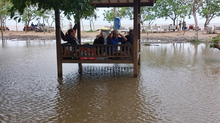 Cekungan di Pesisir Pantai Batakan Baru Tanahlaut Kerap Tergenang, Begini Harapan Pedagang