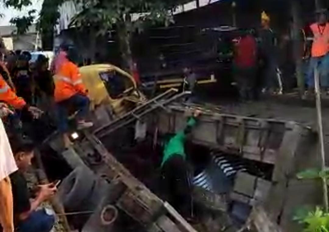 Beginilah-kondisi-truk-yang-terperosok-di-tebing-jalan-raya-depan-rumah-warga.jpg