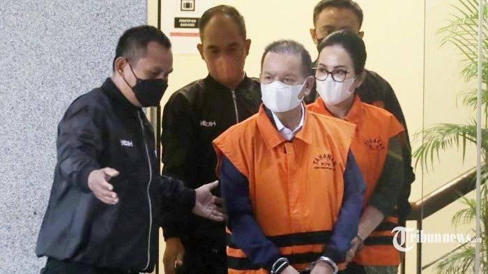 Ben-Brahim-S-Bahat-bersama-istri-Ary-Egahni-saat-di-Gedung-KPK-Jakarta-Selasa-28032023.jpg