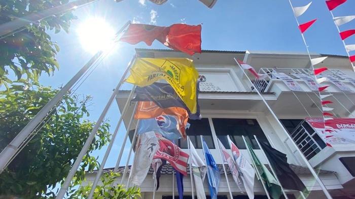 Bendera-partai-politik-peserta-Pemilu-2024-di-Kalimantan-Selatan-selasa-21112023.jpg