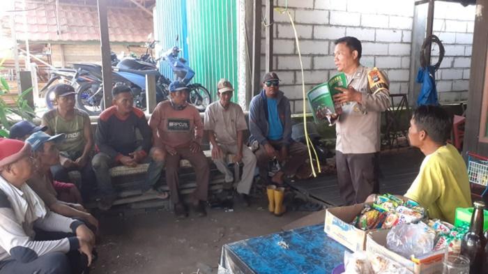 Bhabinkamtibmas Polsek Sungai Pandan Bagikan Buku Anti Narkoba ke Warga Desa Rantau Bujur Hulu