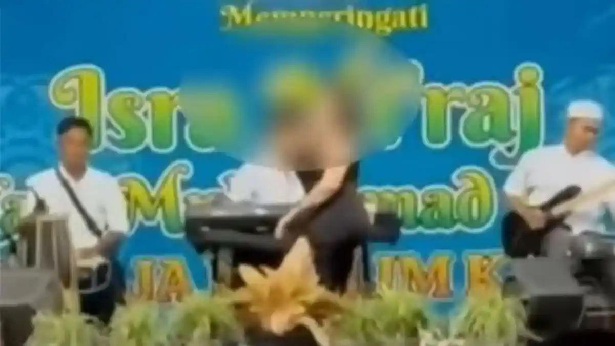 Biduan-asyik-berjoget-di-panggung-peringatan-Isra-Miraj.jpg