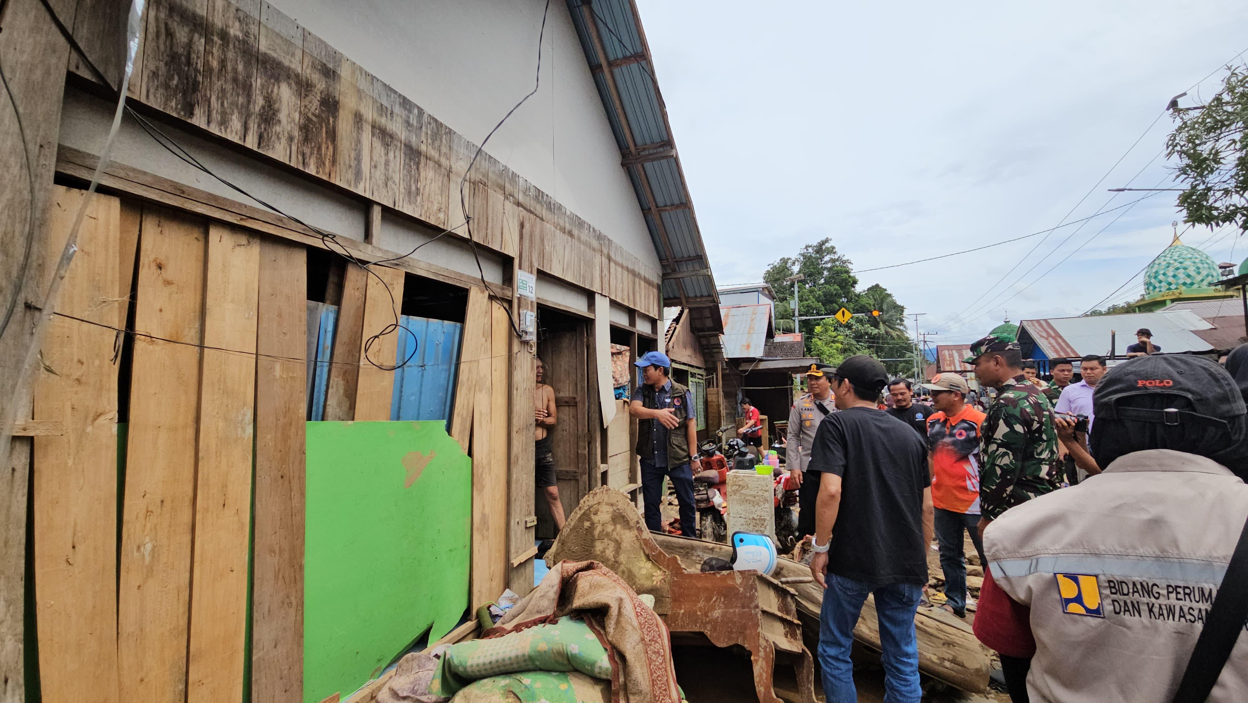 Bupati-Balangan-Abdul-Hadi-bersama-jajaran-Forkopimda-meninjau-kondisi-rumah-warga.jpg