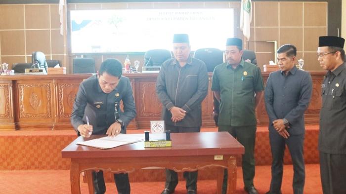 Bupati-Balangan-Abdul-Hadi-menandatangani-Raperda-penyertaan-modal-kepada-BPR-Paringin.jpg