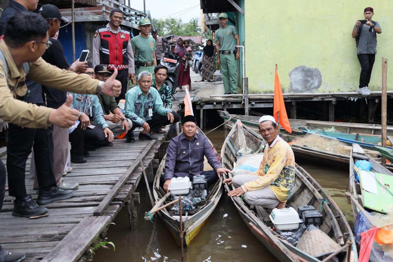 Bupati Batola Serahkan Bantuan untuk Masyarakat Penangkap Ikan di Desa Sungai Seluang