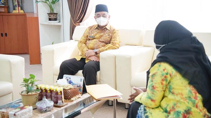 Bupati-HSS-Achmad-Fikry-menerima-Ketua-dan-anggota-KPU-Kabupaten-HSS-Kamis-19052022.jpg