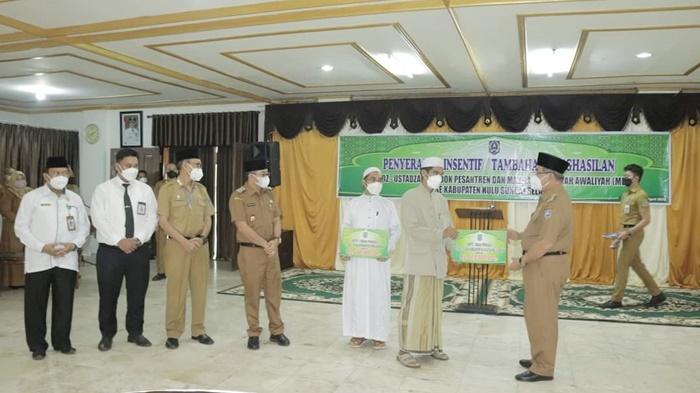 Bupati-HSS-Achmad-Fikry-menyerahkan-insentif-bagi-ustaz-dan-ustazah-Senin-25042022.jpg