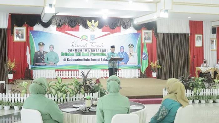 Bupati-HSS-Achmad-Fikry-sampaikan-sambutan-pada-acara-ramah-tamah-dengan-Danrem-2505202.jpg
