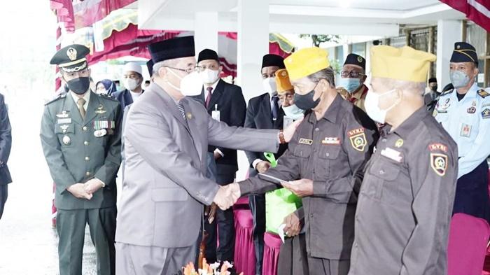 Bupati-HSS-Achmad-Fikry-serahkan-santunan-kepada-veteran-pejuang-Selasa-17052022.jpg