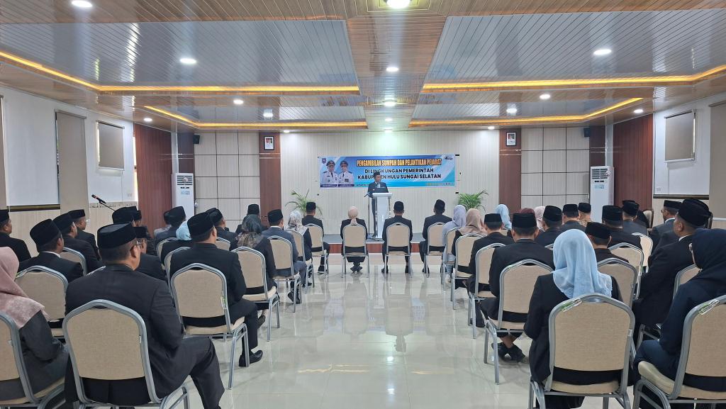Bupati-HSS-Syafrudin-Noor-memberikan-sambutan-usai-melantik-JPT-Pratama.jpg