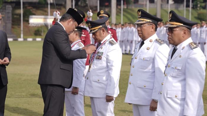 Bupati HST Samsul Rizal Terima Kartika Pamong Praja Muda dan Pin Alumni Kehormatan IPDN