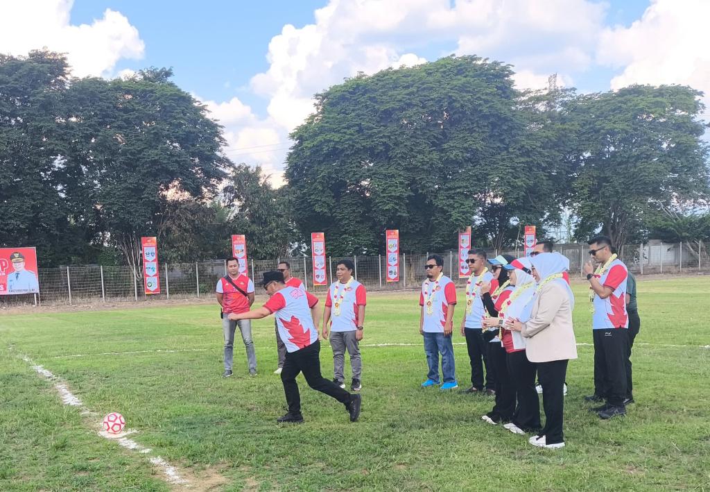 Bupati-HST-Samsul-Rizal-saat-membuka-turnamen-sepak-bola-Bupati-HST-Cup-2025.jpg