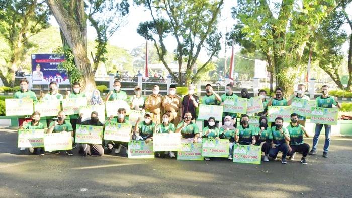 Bupati-Hss-Achmad-Fikry-Wakil-Bupati-Syamsuri-Arsyad-bersama-atlet-Selasa-24052022.jpg