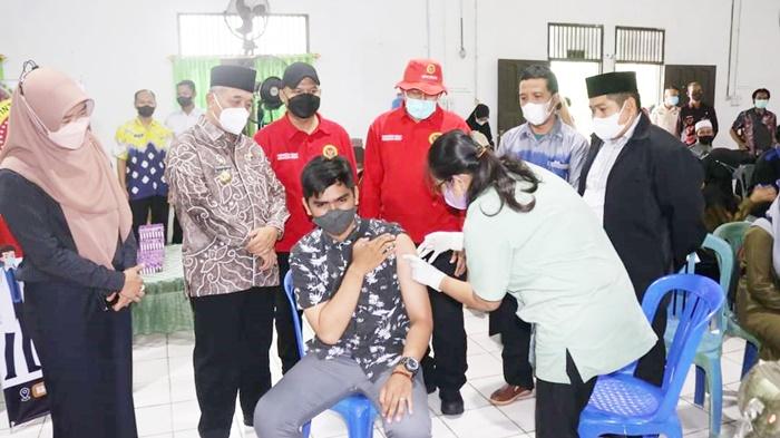 Bupati-Hss-Achmad-Fikry-mendampingi-wargavaksinasi-Covid-19-di-STAI-Darul-Ulum-Kandangan.jpg