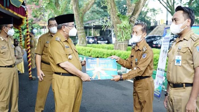 Bupati-Hss-Achmad-Fikry-menyerahkan-DHKP-kepada-para-Camat-Selasa-26042022.jpg