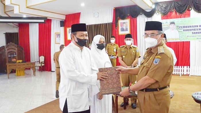 Bupati-Hss-Achmad-Fikry-pada-pembukaan-manasik-haji-Selasa-24052022.jpg