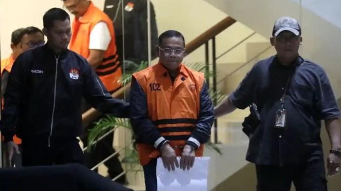 Bupati-Pati-Sudewo-bersama-tersangka-lainnya.jpg