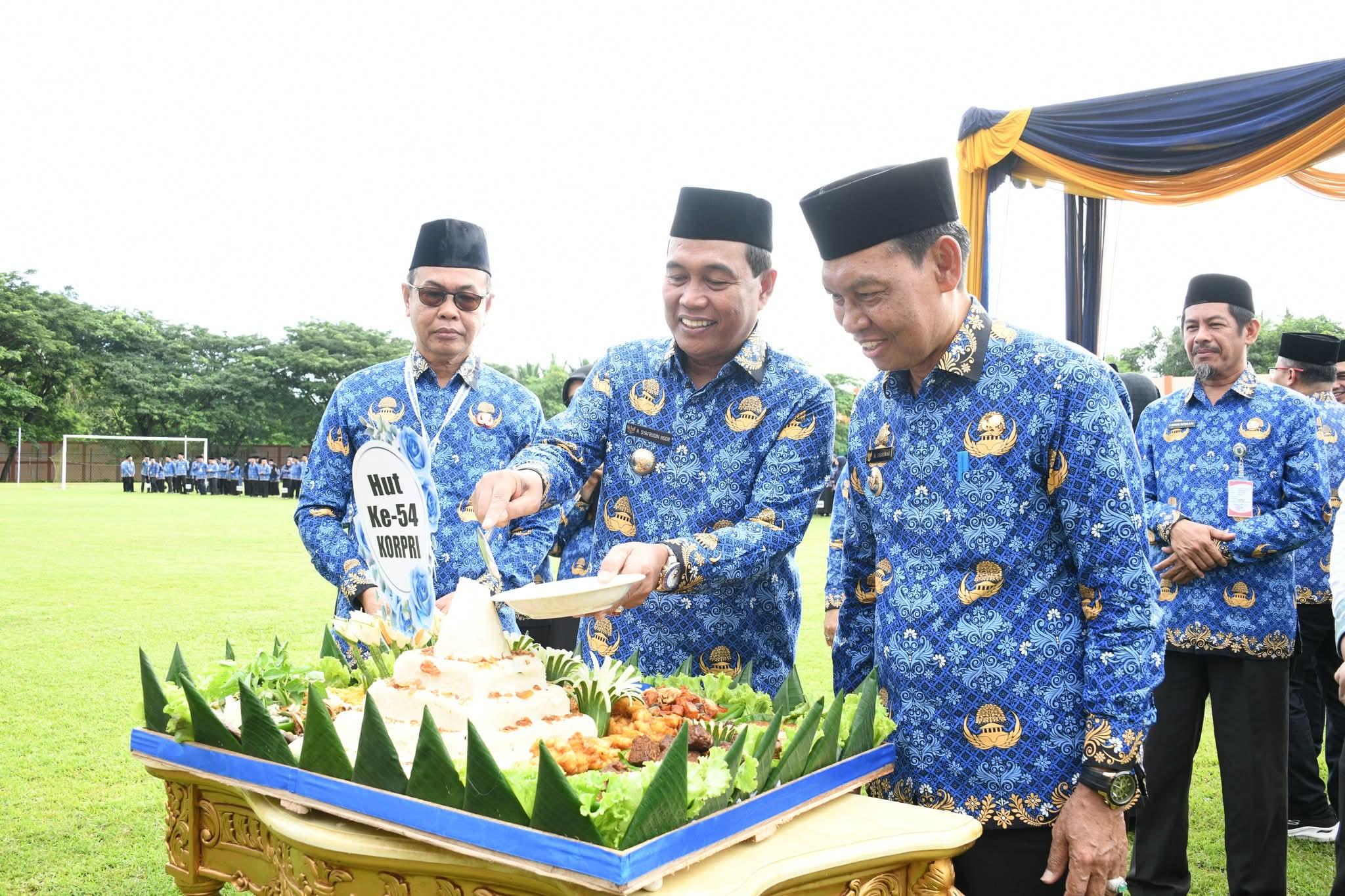 Bupati-Syafrudin-Noor-bmelakukan-pemotongan-tumpeng.jpg