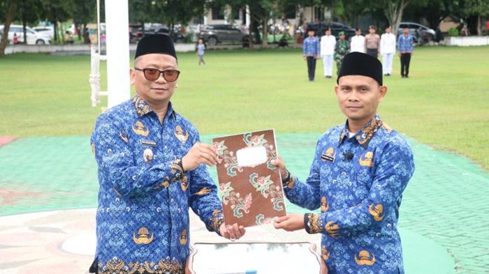 Bupati-Tabalong-HM-Noor-Rifani-saat-serahkan-SK-PPPK-Paruh-Waktu.jpg