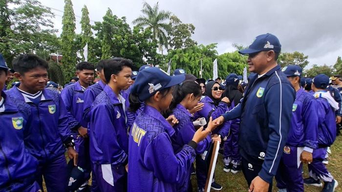 Bupati-Tanahlaut-H-Rahmat-Trianto-berinteraksi-dengan-atlet-porprov.jpg