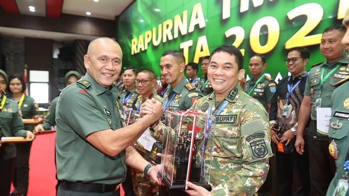 Bupati-Tanbu-terima-penghargaan-dari-KSAD.jpg