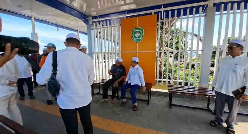 Bupati-Tapin-H-Yamani-dan-Wakil-Bupati-Tapin-H-Juanda-berada-di-Halte-Sungai.jpg