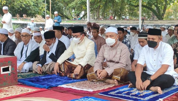 Bupati-dan-Wabup-Tabalong-Ikuti-Salat-Idul-Fitri-Berjamaah.jpg