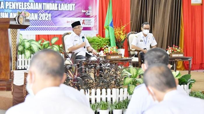 Bupati-hss-Achmad-Fikry-didampingi-Sekda-HM-Noor-memimpin-evaluasi-Rabu-18052022.jpg