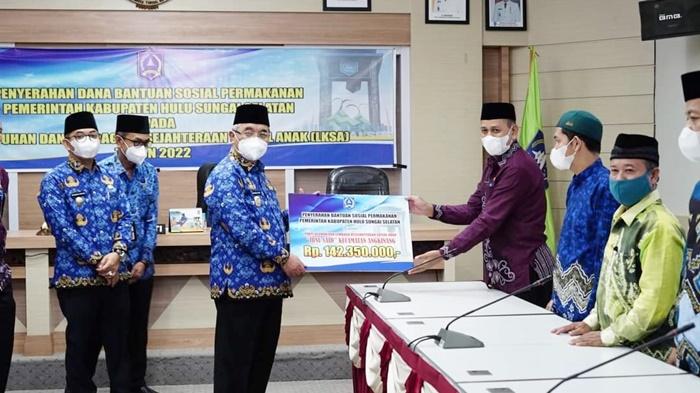 Bupati-hss-Achmad-Fikry-serahkan-Bansos-makan-bagi-Panti-Asuhan-dan-LKSA-Kamis-28042022.jpg