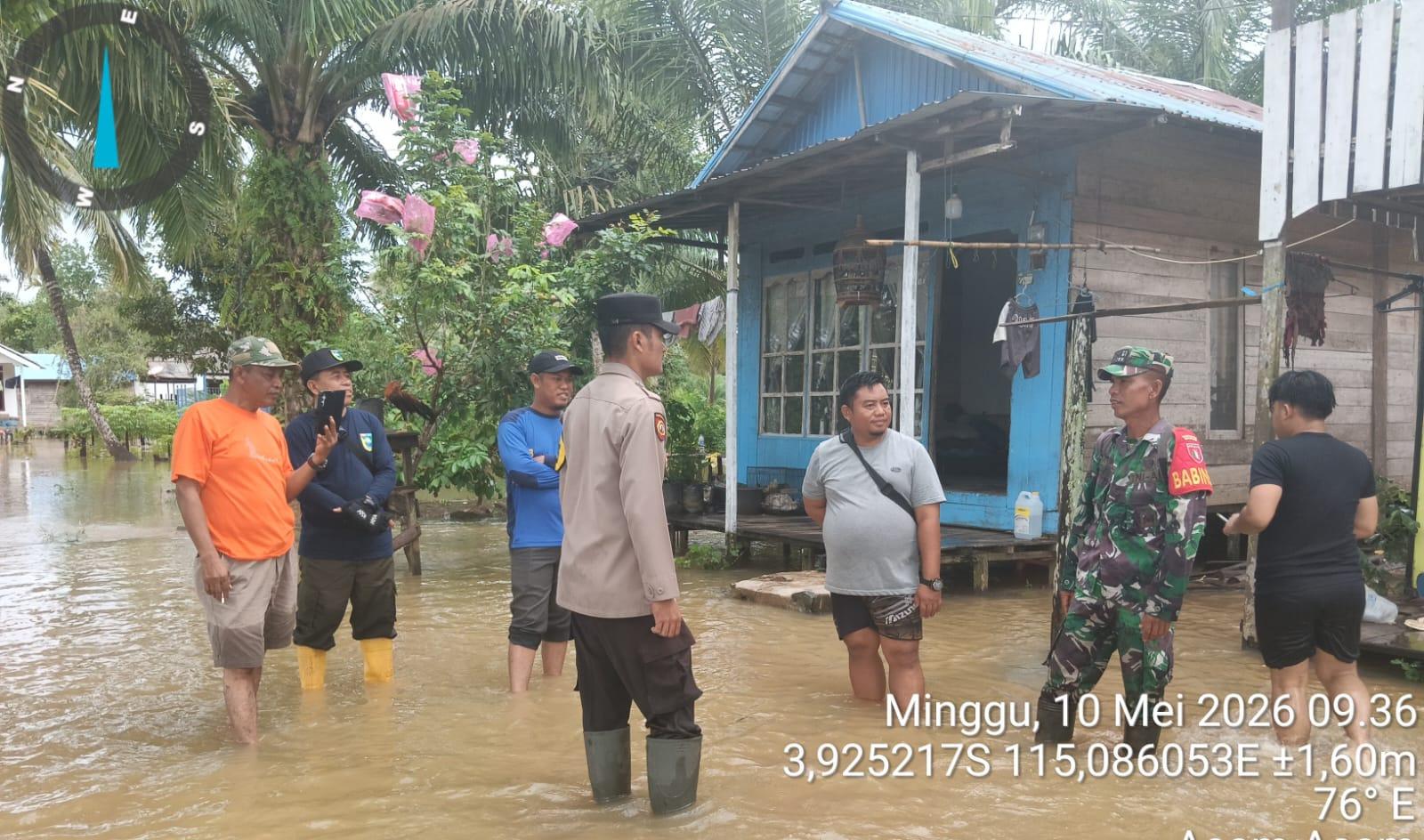 Camat-Jorong-Paimun-kedua-kiri-bertopi-pantau-lokasi-genangan-air-di-Desa-Asamasam.jpg
