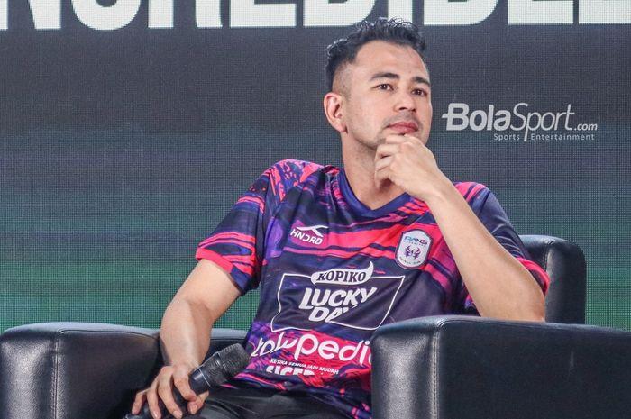 Chairman-RANS-Nusantara-FC-Raffi-Ahmad-nampak-sedang-serius.jpg
