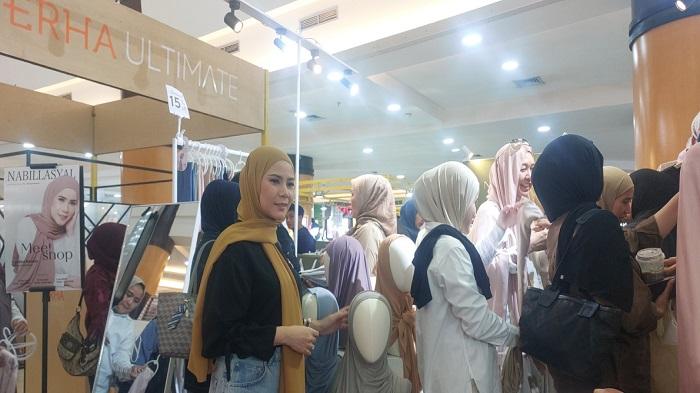 Cynthia-Ramlan-memperlihatkan-produknya-dengan-berbagai-hijab-instan.jpg