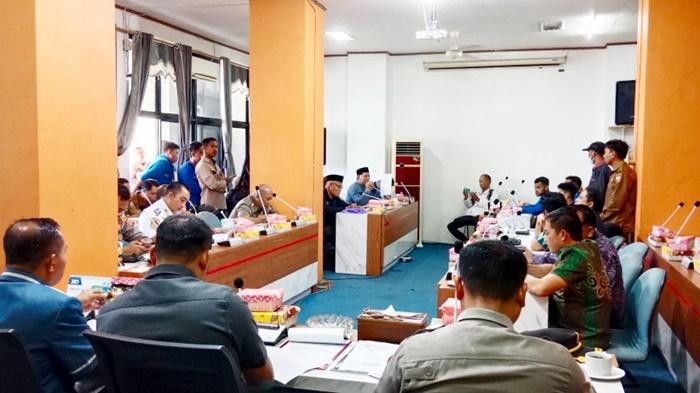 Ketua DPRD Kabupaten Kotabaru Syairi Mukhlis Pimpinan Rapat Mengenai Pembangunan Median Jalan