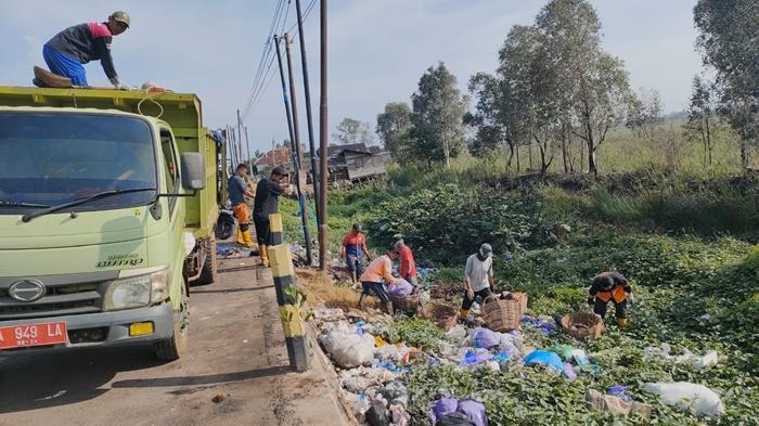 Warga Diminta Tak Lagi Buang Sampah di Tepi Jalan Raya Gunungraja, DLH Tala Cari Lokasi Baru TPS