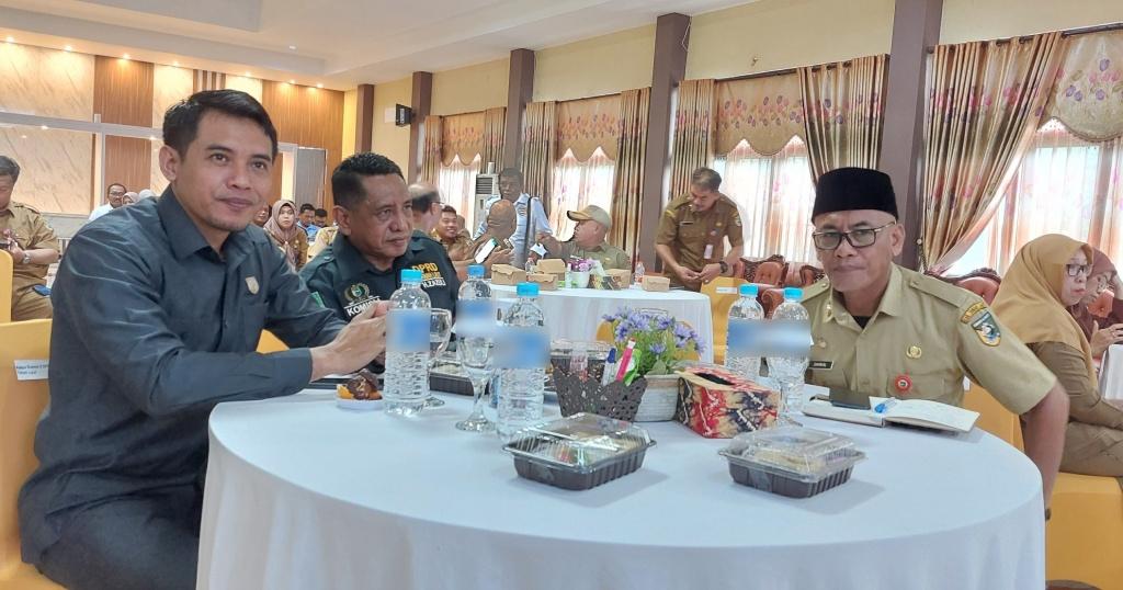 DUA-anggota-DPRD-Tala-H-Zazuli-tengah-dan-Ikhwan-Khariri-Sekda-Tala-H-Dahnial-Kifli.jpg