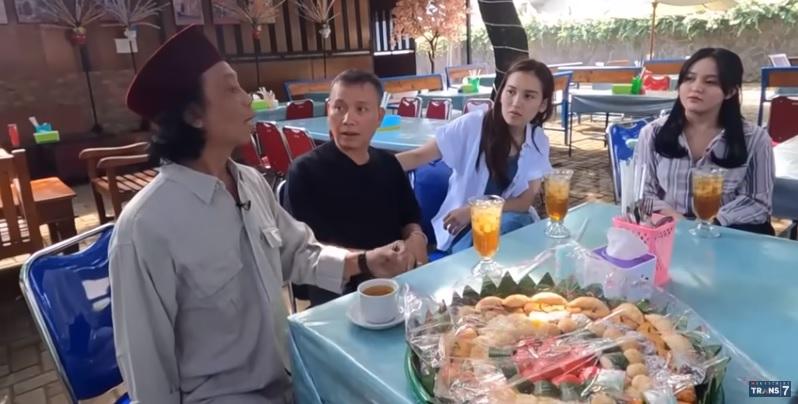 Datangi Warung Mandra si Doel, Ayu Ting Ting Semprot Ayah Rozak yang Minta Belikan Tanah