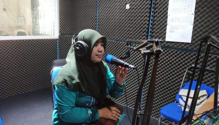 Direktur-Bank-Sampah-Sekumpul-Dewi-Heldayati.jpg