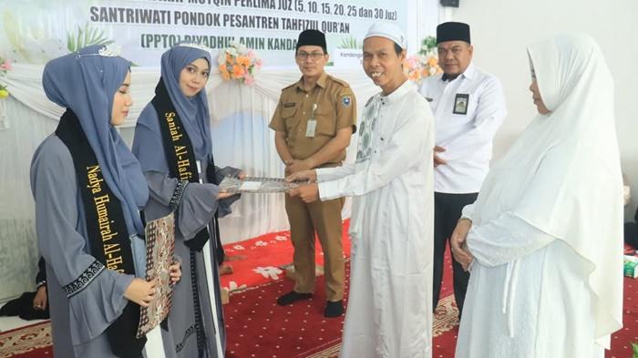Dua Santri Ponpes Tahfizul Quran Riyadhul Amin Putri  Selesaikan Hafalan AL Quran Sampai 30 Juz
