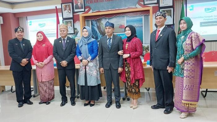 Empat-pejabat-yang-baru-dilantik-di-kantor-pemkab-di-Kota-Pelaihari-Kabupaten-Tala-Selasa-06062023.jpg