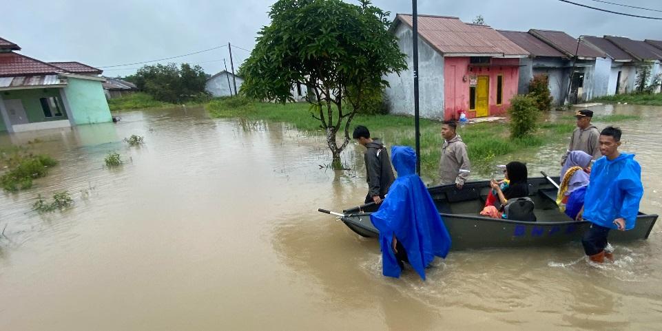 Evakuasi-korban-banjir-oleh-petugas-gabungan-di-Perumahan-Terrace-Pelangi3.jpg