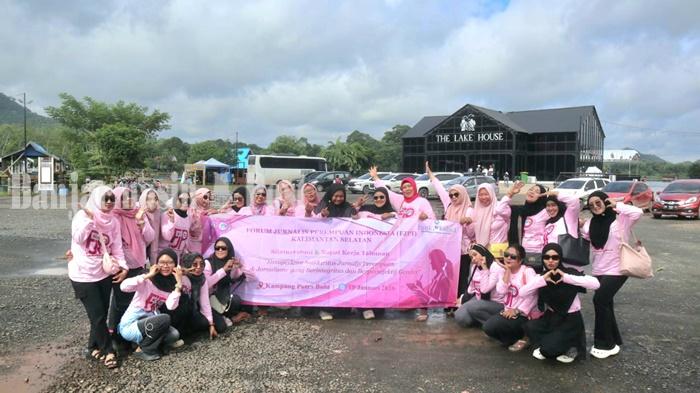 FJPI-Kalsel-berkunjung-ke-wisata-Kampung-Putra-Bulu-dan-berfoto-bersama.jpg