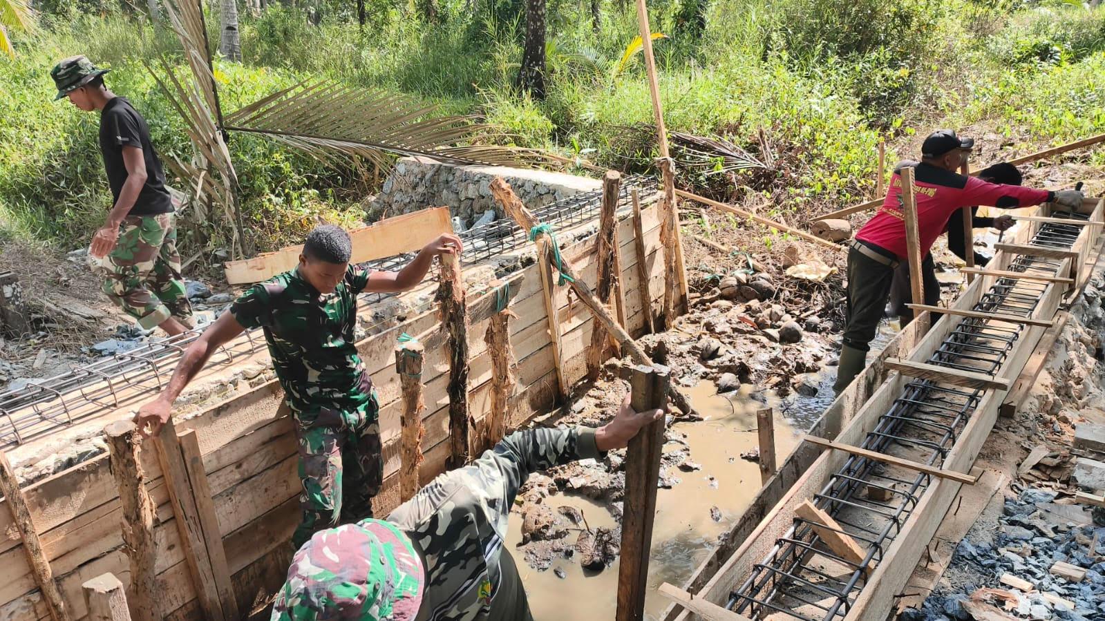 Pembangunan Jembatan Garuda di Tanahbumbu Tengah Berjalan, Warga Turut Bantu TNI