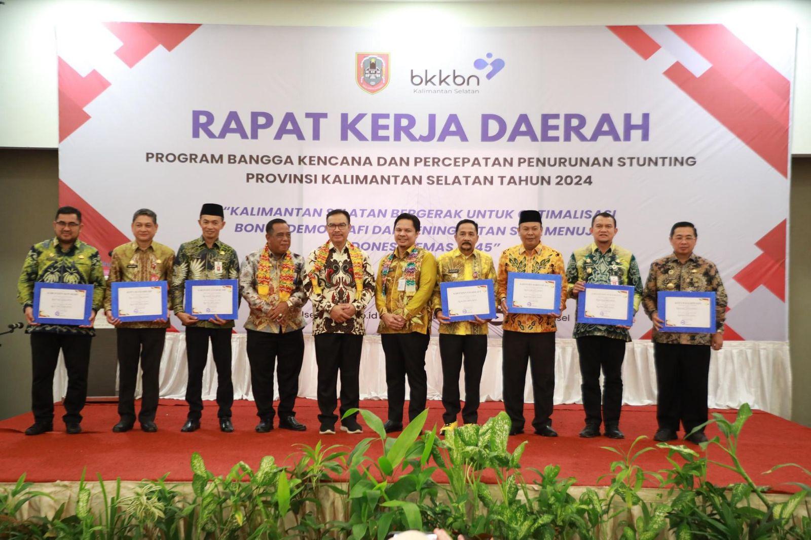 Foto-bersama-Asisten-1-Pemko-Banjarbaru-Abdul-Basid-ke-2-kiri-dengan-Kepala-BKKBN-RI.jpg