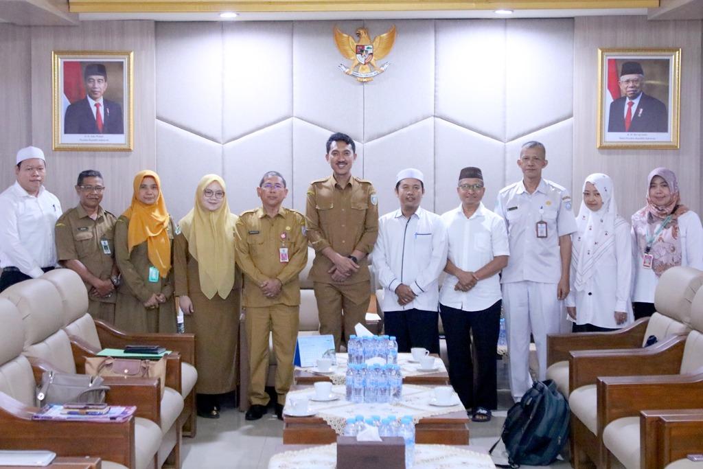 Foto-bersama-petugas-haji-Kabupaten-Banjar-usai-silaturahmi-kepada-Bupati-Banjar-H-Saidi-Mansyur.jpg