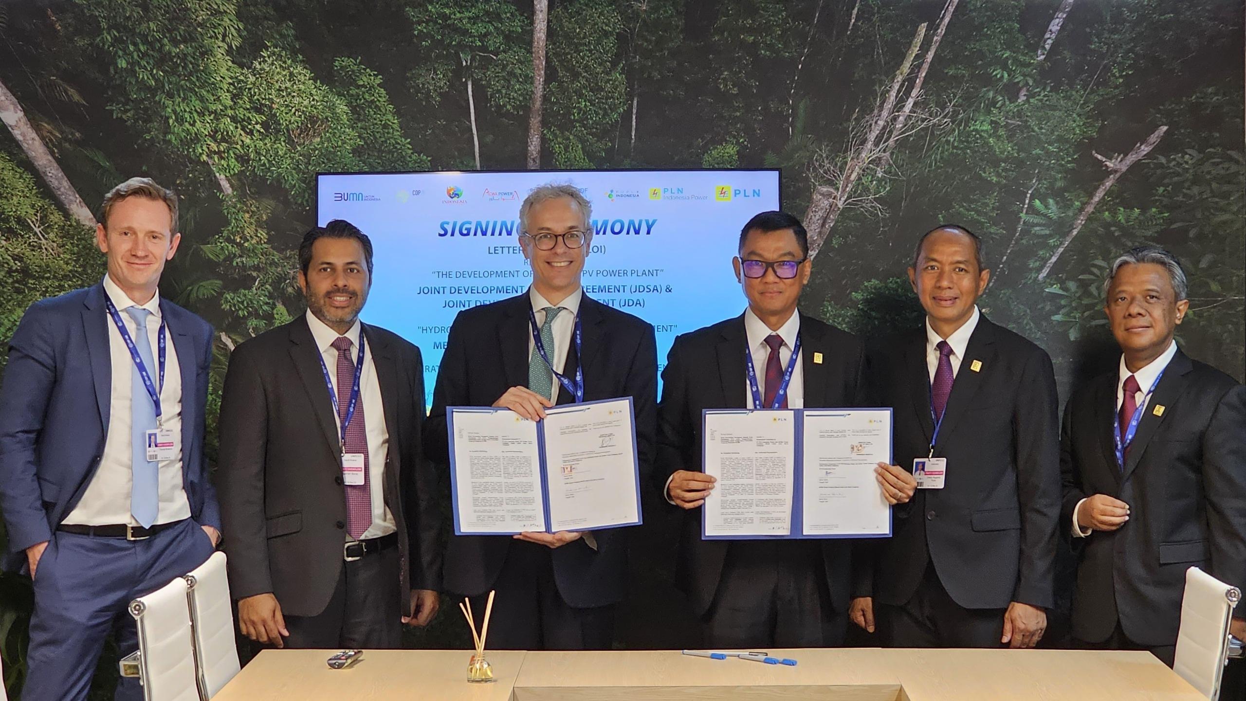 Foto-bersama-usai-penandatanganan-kerja-sama-PLN-dan-ACWA-Power.jpg